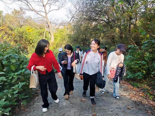 浦口区华光社区开展大马山徒步活动