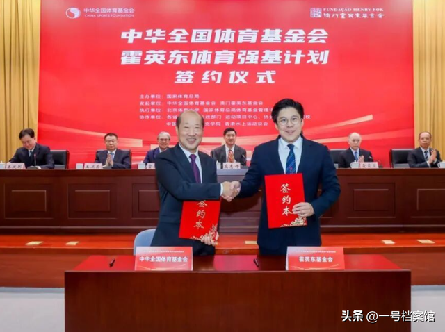 值得被尊敬的豪门，霍震霆父子三人现身北京 一身正气，目的很明确