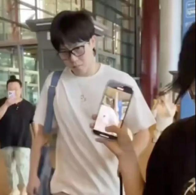 国乒抵达北京：王楚钦一脸疲惫，邱贻可推孙颖莎行李，王曼昱发呆