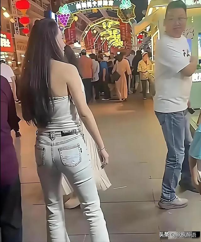 汪峰女友森林北新疆被偶遇，臀腰比超绝，难怪汪峰被迷的无法自拔