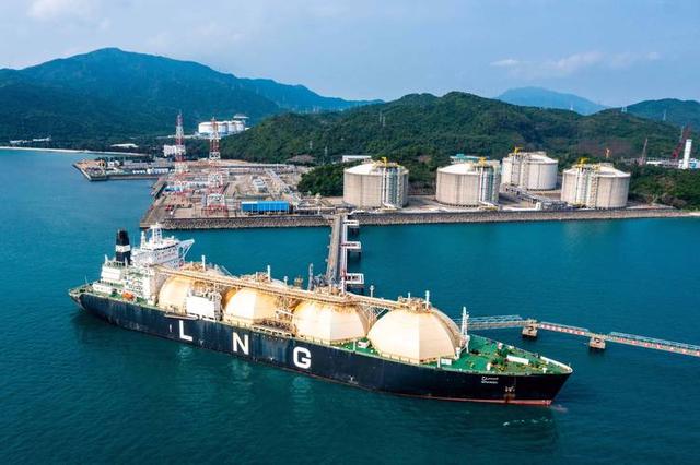 俄油收入已腰斩，特朗普再补一刀，是为和平，还是为美国赚钱？