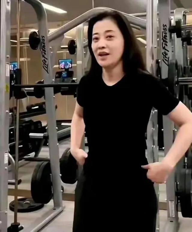 梅婷都快五十了，还经常去健身房锻炼呢，身材保持得真不错