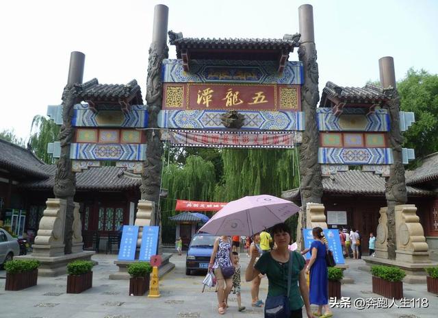 夏日炎炎，泉城戏水，不辞长作济南人
