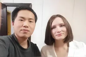离婚后,河北小伙跑到俄罗斯养猪8年,娶00后大俄美女成为养猪专家图片