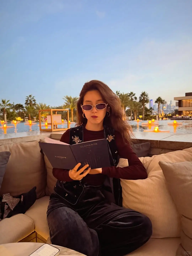 31岁章泽天现身迪拜，2万块穿搭被嘲“奶奶装”	，住5位数一晚酒店