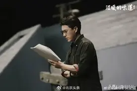 48岁靳东任煤矿文工团团长！升至正厅级，成名副其实“老干部”图片