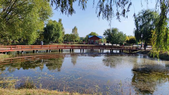 乌兰察布霸王河大桥两岸，河水缓缓流淌，两岸绿树成荫，空气清新