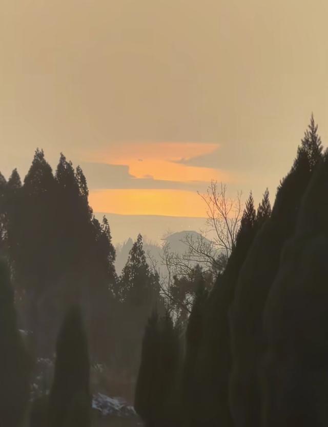 河南济源惊现“黄河天上来	”奇观！远看是晚霞	，拉近镜头后绝了