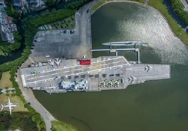 美媒：中国建造全球最大航母，12万吨核动力，可上舰100架歼35