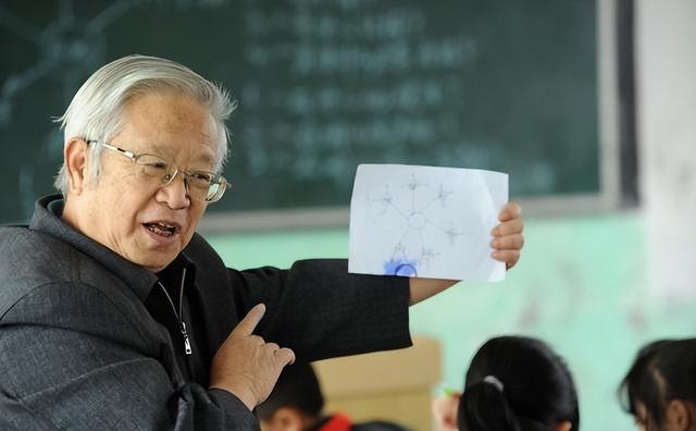 2005年中国前外交官夫妻突然失踪，10年后现身医院，揭开失踪之谜