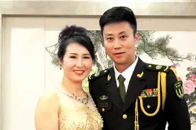 歌手耿为华：娶小14岁粉丝，相伴15年遭抛弃，如今与女儿相互依靠图片