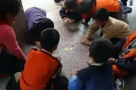 小学生“打烟牌”被禁，我才知道是谁把好孩子逼进精神病院图片