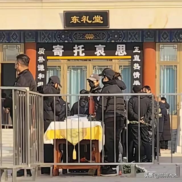 唐嫣疑现身悼念罗晋父亲，打扮严实在入口迎宾，被曝曾悄悄去探病