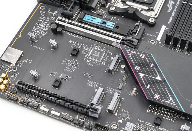 自带屏幕的主机—联力207D+9950X3D+ROG B850-F+索泰5070Ti装机