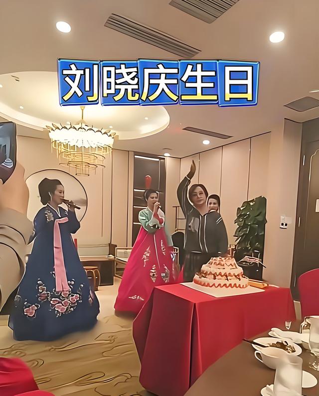 75岁刘晓庆与胡兵走红毯！看上去像姐弟俩，两人都是孤家寡人