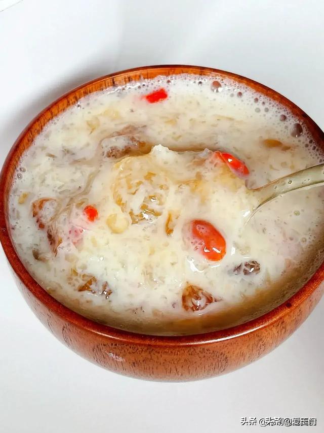 花胶雪燕炖牛奶功效 花胶雪燕炖牛奶功效与禁忌