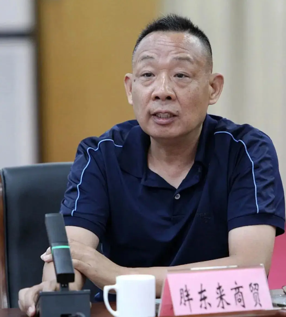 官媒发文，高调官宣32岁董宇辉喜讯，全网恭喜，终于等到这一天