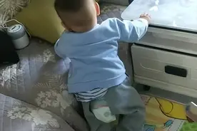 “先爬后走”和“先走后爬”的宝宝，到底差别有多大呢？图片
