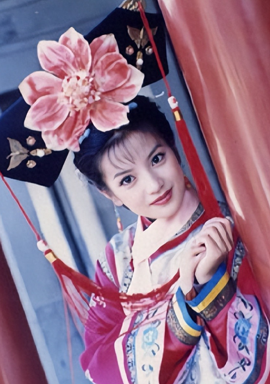 三重身份全崩盘	，赵薇看似走投无路，没想到她还有另一条后路