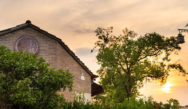 帅气的体育老师，把我叫到器材室，手把手教我“特殊”动作