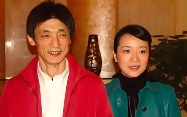 她是国家一级女演员，多次给丈夫戴绿帽，重病丈夫坐轮椅也不离婚