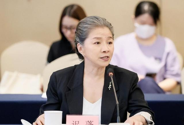 陪玩陪睡只是冰山一角，认干爹，舔手指，拜高踩低，实在荒唐！