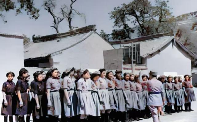 国民党女兵罕见老照片，一点不像电视中的女特务	，图4挺漂亮