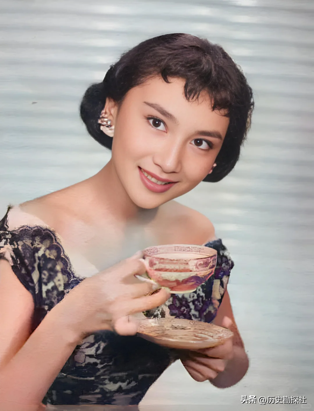夏梦有多美？57年她和毛主席合影，那年24岁，端庄典雅，美艳绝伦