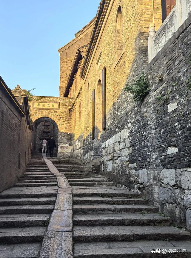 离开扬州在东站发生一件有惊无险的事,到镇江住青旅,游览西津渡