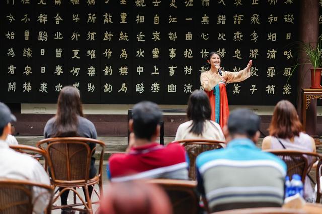 科技的“圆月”照亮千年诗意！在杜甫草堂与大唐双子星共度中秋