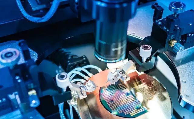 芯片出口首破万亿后，我国又关上EUV光刻机大门，黄仁勋怪华为