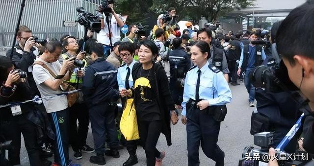 苍天饶过谁！拒唱国歌否认中国籍，俩儿子落户国外，她现状如何？
