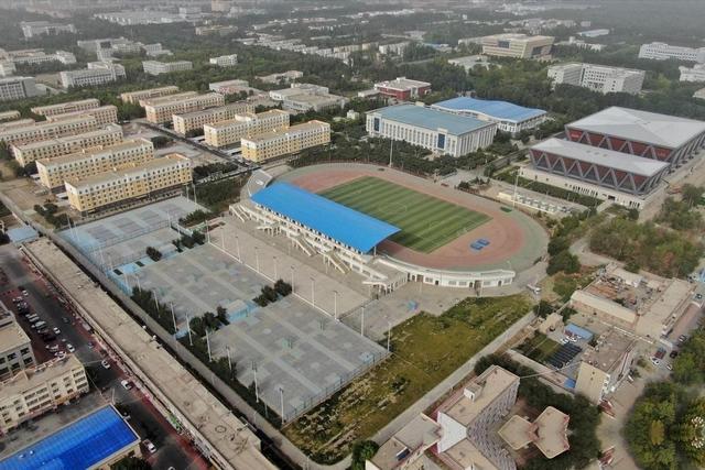 中国最大沙漠中唯一的小镇，生活着2万人，方圆300里被黄沙覆盖