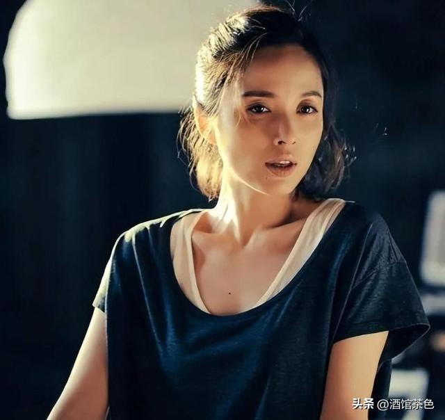 她26岁成双料影后，二婚嫁靳东高龄生下两子，今48岁美得自信从容
