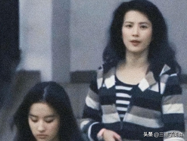 刘亦菲母亲刘晓莉：今66岁仍单身，身材傲人，长得比女儿还漂亮