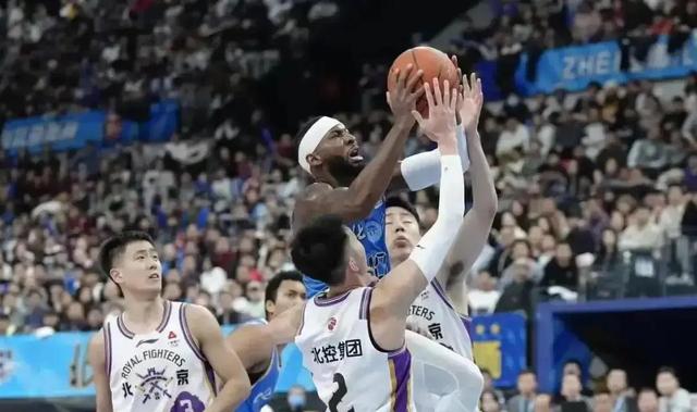 严惩36号裁判！中国男篮第一核心伤退，郭士强脸色挂不住了