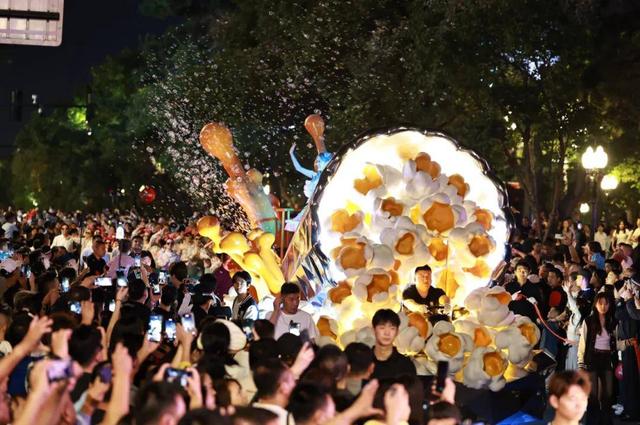 新民大街的夜，被这波国潮花车“硬控”了！