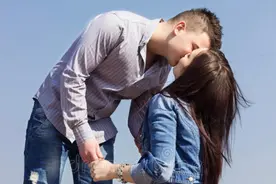 "性爱的困境：妻子拒绝亲热是否预示着婚姻危机？"图片