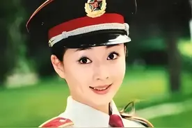 表面是演员，实际军衔却高到吓人，这4位明星个个深藏不露图片