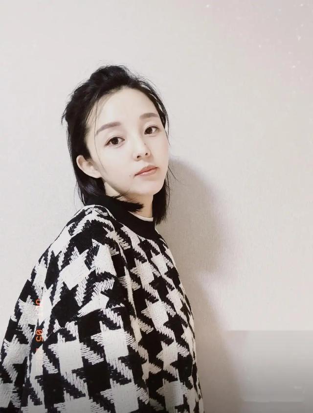 九三阅兵后，女兵领队王媛火了，私下美照曝光，已育三娃仍像少女