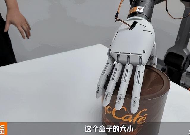 机器人开可乐比后空翻难？300美元灵巧手破10万垄断，拆6大门派