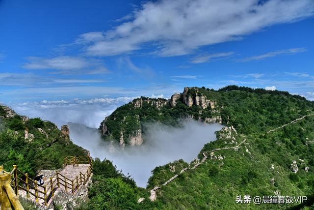 欧亚张家凹的奇峰和云海