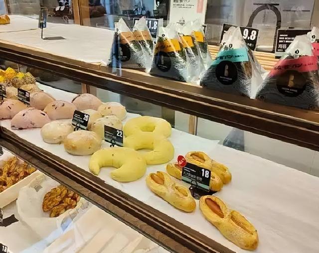 网红面包店引热议，没卖完的面包被丢弃，临期食品不能打折卖掉吗