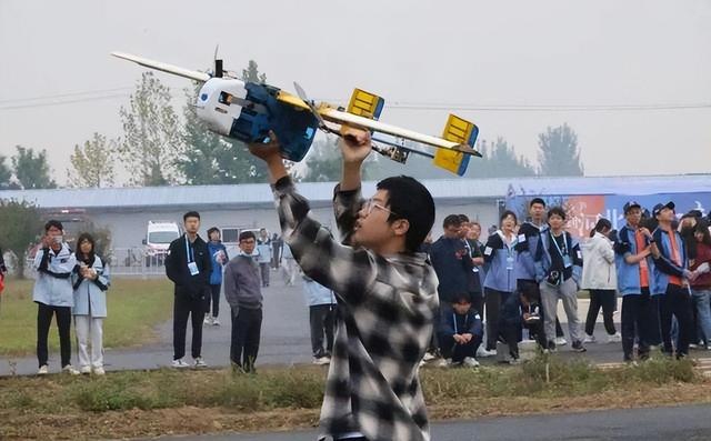 又准又快！中国大学生造出轰炸机，美国输在起跑线？美网友破防了