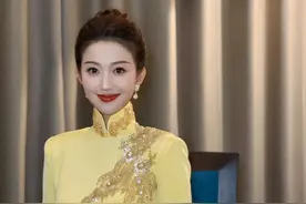 央视中秋晚会，新人主持颜值高，身穿黄色旗袍，美得让人挪不开眼图片