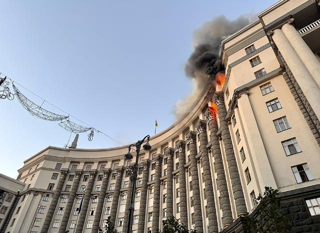 出大事了，乌政府大楼被炸，特朗普发出“通牒”，俄：不是我干的
