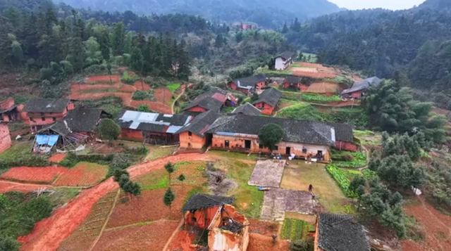 江津即将消失的古村落，土墙青瓦原汁原味，环境优美却留不住人
