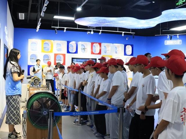 科技探秘、文化寻根、诗意赏湖……这场公益夏令营，带领青少年解锁成长新体验