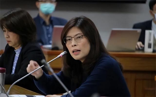 郑丽文说想到北京谈后，民进党急了，发声阻扰，郑丽文7个字反击