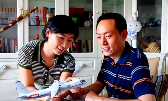 中国首位女航天员，为何回到地面后“销声匿迹”，现在怎么样了？
